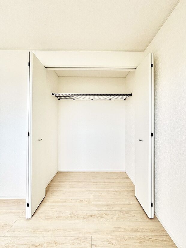 毎日着る衣類や荷物などの収納に便利なクローゼット付きです。