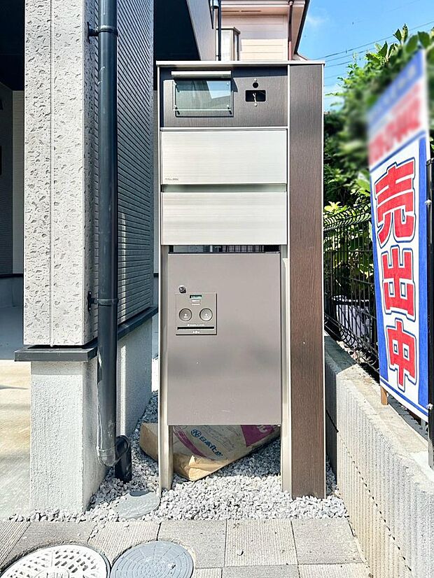 表札・インターホン・ポスト・宅配BOXをひとつに集約。エントランスになじむシンプルデザイン。