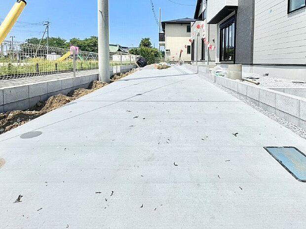 2台（車種による）駐車可！ご家族みんなの自転車も置ける広々カースペース。