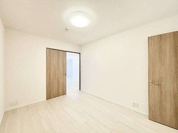 WIC付きのお部屋で広々とした空間。ゆったり寛げます。　