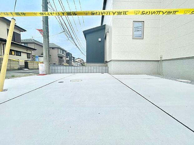 2台（車種による）駐車可！ご家族みんなの自転車も置ける広々カースペース。