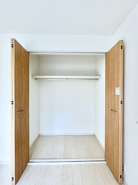 洋室のクローゼット。奥行きがあるので厚手の衣類もすっきり収まります。