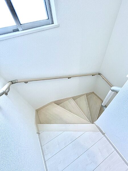 階段は手すり付きなので小さなお子さまやご高齢の方も安心です
