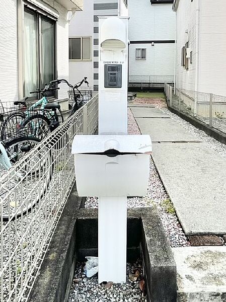 表札・インターホン・ポストをひとつに集約。エントランスになじむシンプルデザイン。