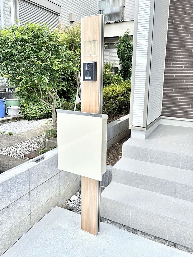表札・インターホン・ポストをひとつに集約。エントランスになじむシンプルデザイン。