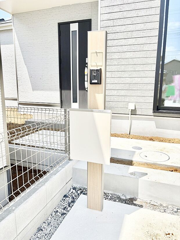 シンプルなデザインのポスト