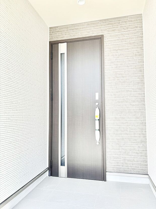 玄関前は雨が降っても濡れにくい屋根付き