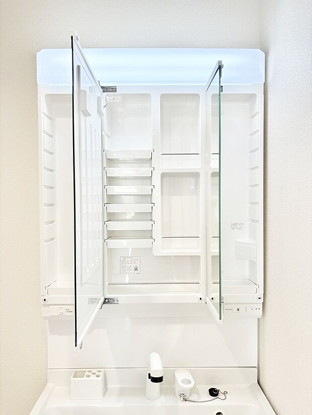 三面鏡の裏に、化粧品や衛生用品などを収納可能。洗面台をすっきりと保ちます!
