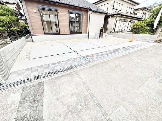駐車3台可能！急なお客様の駐車に。また、ご家族の自転車スペースとしても大活躍。