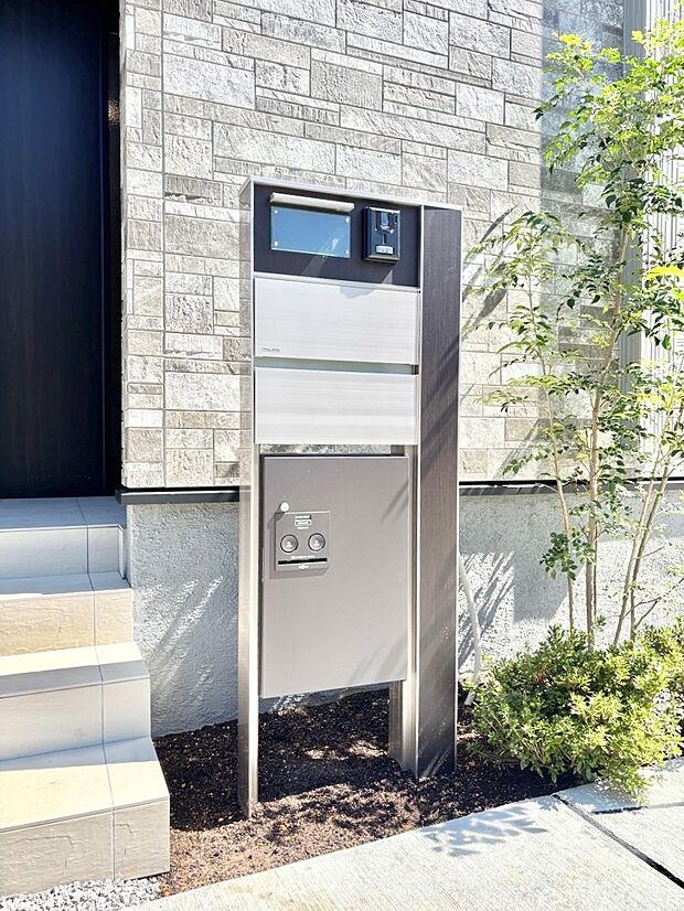 表札・インターホン・ポスト・宅配ＢＯＸをひとつに集約。エントランスになじむシンプルデザイン。