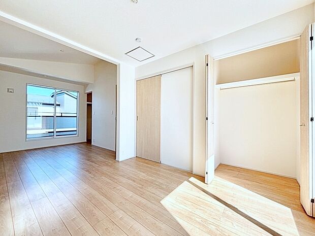 お子さまのお部屋としても!衣類の整理整頓に便利なクローゼット付きの洋室。
