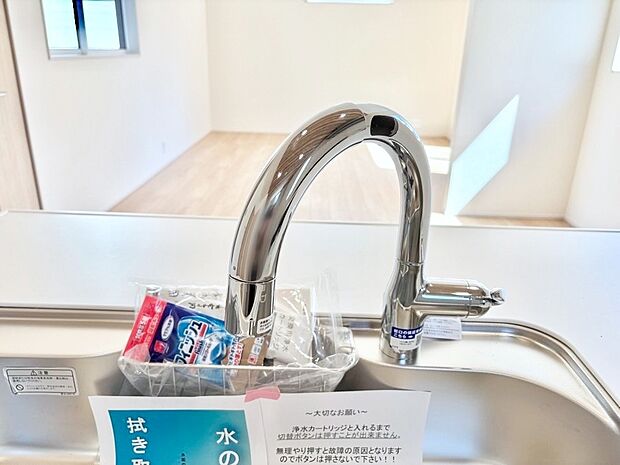 いつでも清潔なおいしいお水を。一つの水栓で水道水と浄水を使い分け。