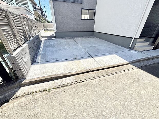 駐車2台可能！急なお客様の駐車に。また、ご家族の自転車スペースとしても大活躍。