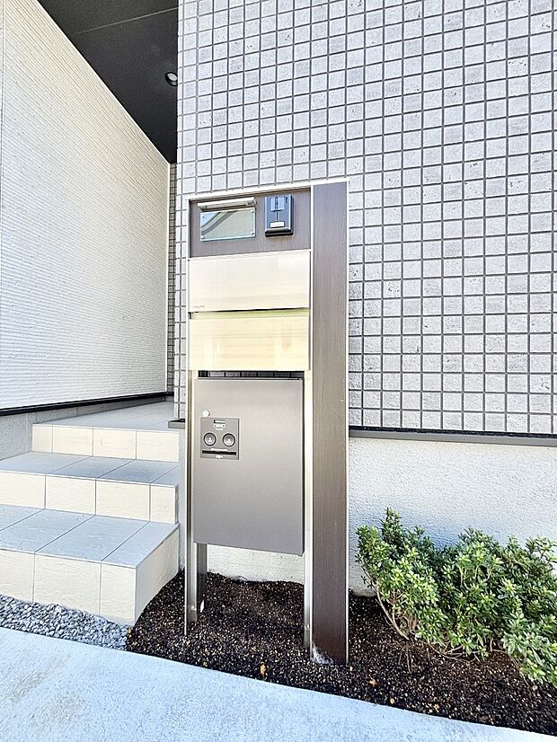 表札・インターホン・ポスト・宅配ＢＯＸをひとつに集約。エントランスになじむシンプルデザイン。
