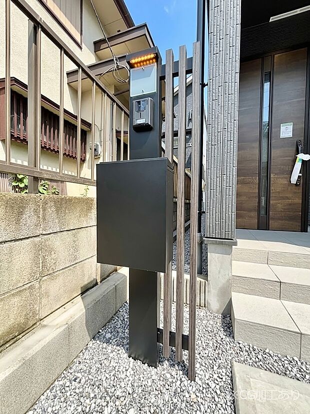 表札・インターホン・ポストをひとつに集約。エントランスになじむシンプルデザイン。
