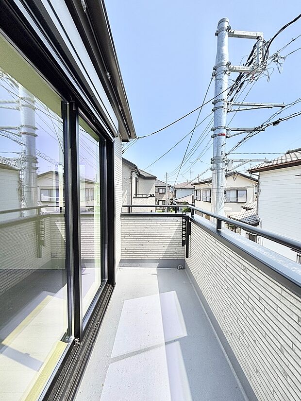 暖かな陽光が降り注ぐバルコニーはお洗濯におすすめ。爽やかな風も心地よいです。 