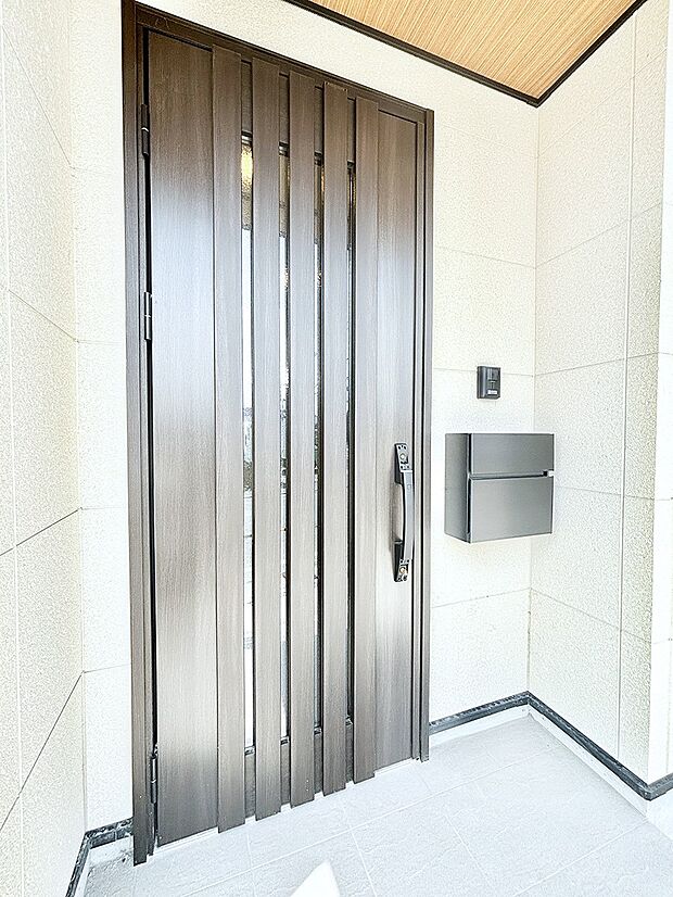 大切な家族、来客を出迎える玄関。