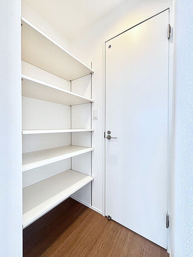 玄関ホール収納です。掃除道具やお出かけ用グッズの収納に便利です。