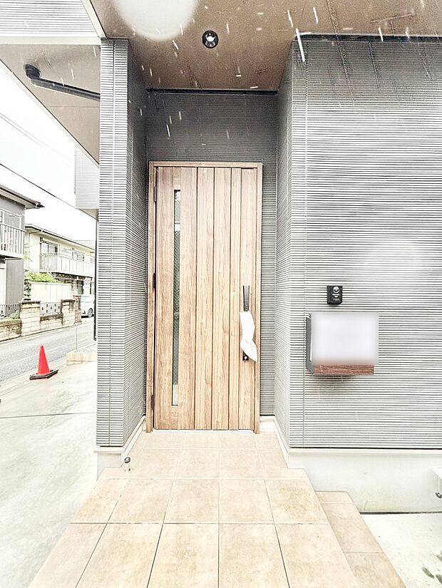 玄関前は雨が降っても濡れにくい屋根付き