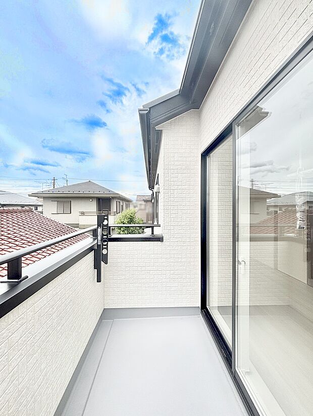ゆったりバルコニーだから沢山お洗濯ものを干せます。