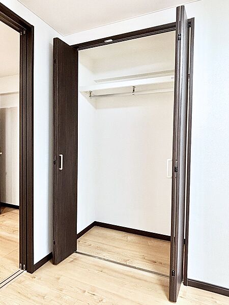 洋室クローゼット。奥行きがあるので厚手の衣類もすっきり収納できます。