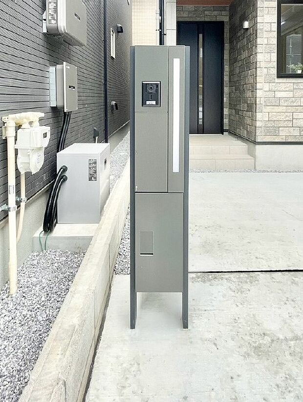 表札・インターホン・ポスト・宅配ＢＯＸをひとつに集約。エントランスになじむシンプルデザイン。