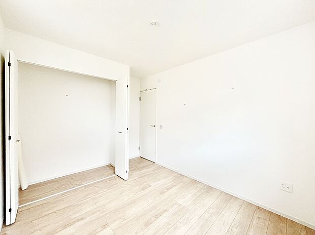 お子さまのお部屋としても！衣類の整理整頓に便利なクローゼット付きのお部屋。