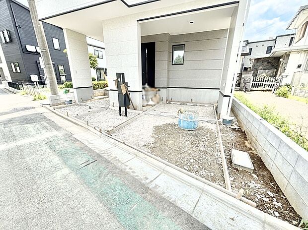 カースペースは2台駐車可。セカンドカーや来客時に便利です！