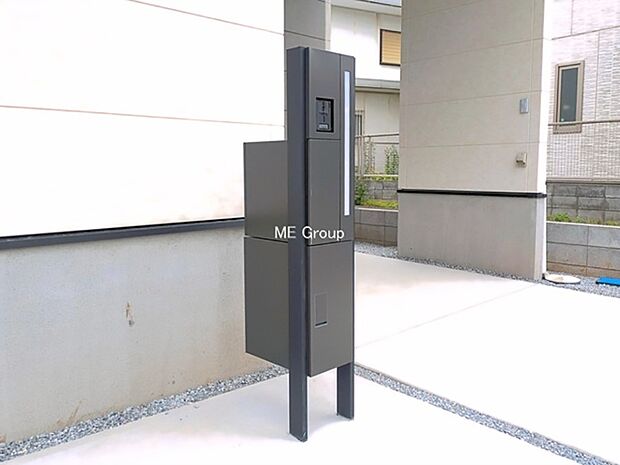 シンプルなデザインのポスト
