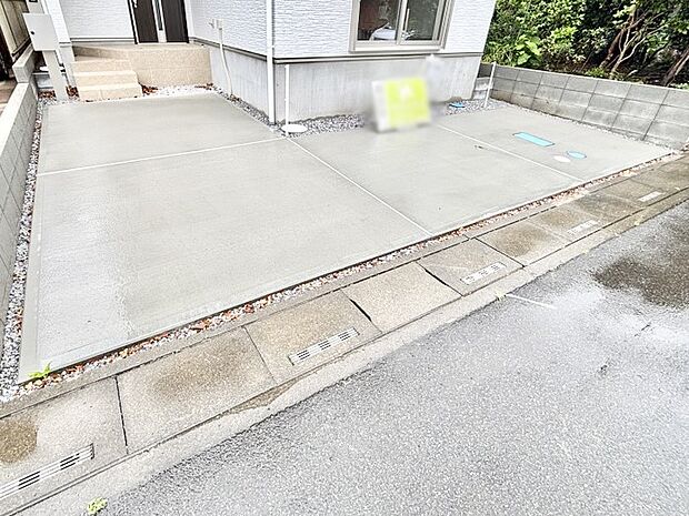 2台(車種による)駐車可!ご家族みんなの自転車も置ける広々カースペース。