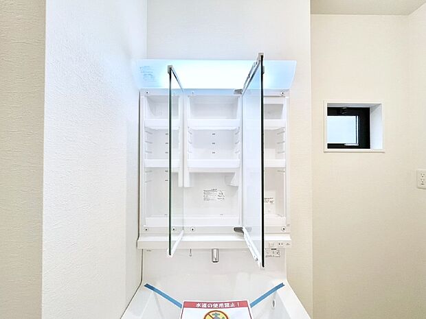 三面鏡の裏に、化粧品や衛生用品などを収納可能。洗面台をすっきりと保ちます!