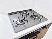 ガスコンロはＳｉセンサー搭載。火力調節や焦げ付き・消し忘れも防いでくれます。
