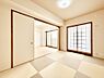 室内：リビング隣接の和室は毎日の暮らしに癒しと安らぎをもたらしてくれます  　