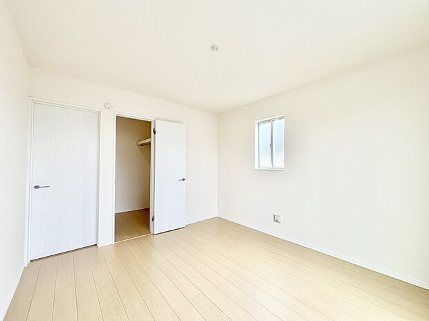 ウォークインクローゼットがあるお部屋!季節ごとの入れ替えも不要で便利です。