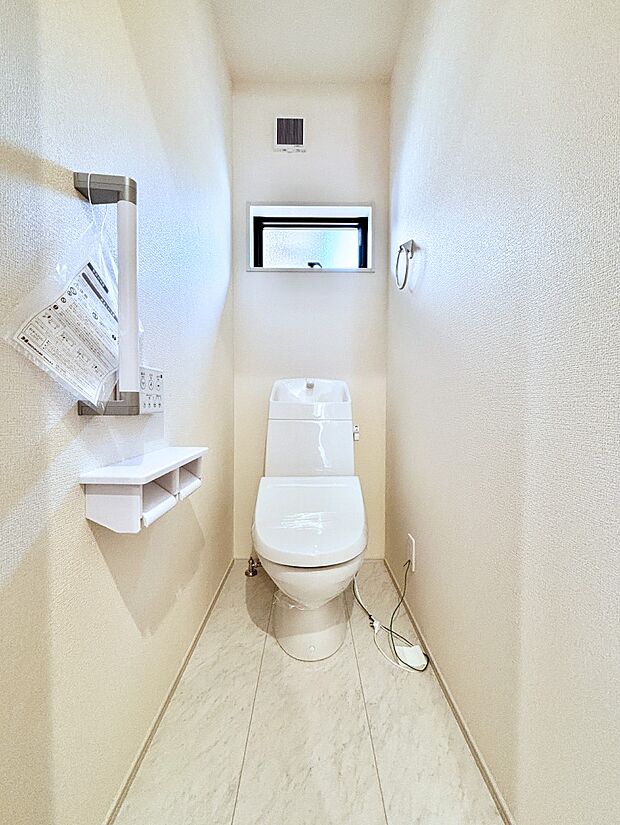 明るく清潔感のあるトイレです。