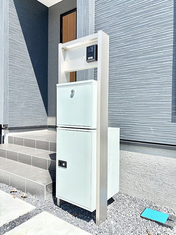 表札・インターホン・ポスト・宅配BOXをひとつに集約。エントランスになじむシンプルデザイン。