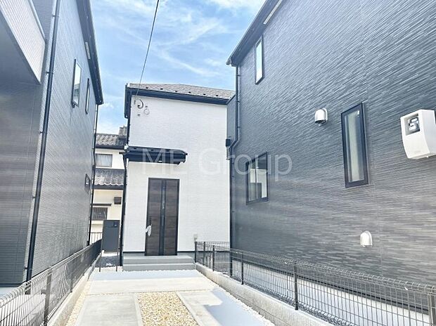 奥まった地形は、車道に面しておらず、静かでプライベート感を味わえる立地です。