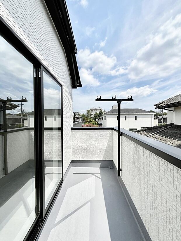 暖かな陽光が降り注ぐバルコニーはお洗濯におすすめ。爽やかな風も心地よいです。