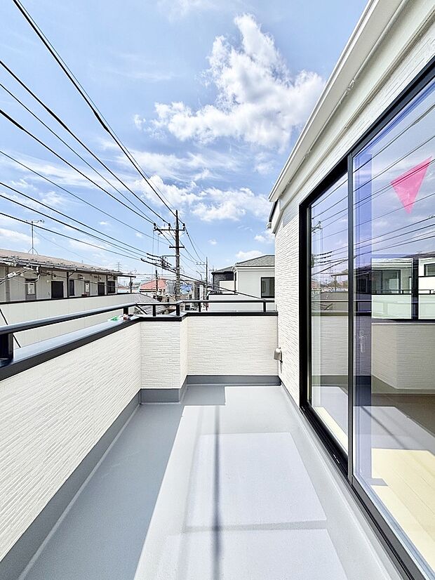 暖かな陽光が降り注ぐバルコニーはお洗濯におすすめ。爽やかな風も心地よいです。