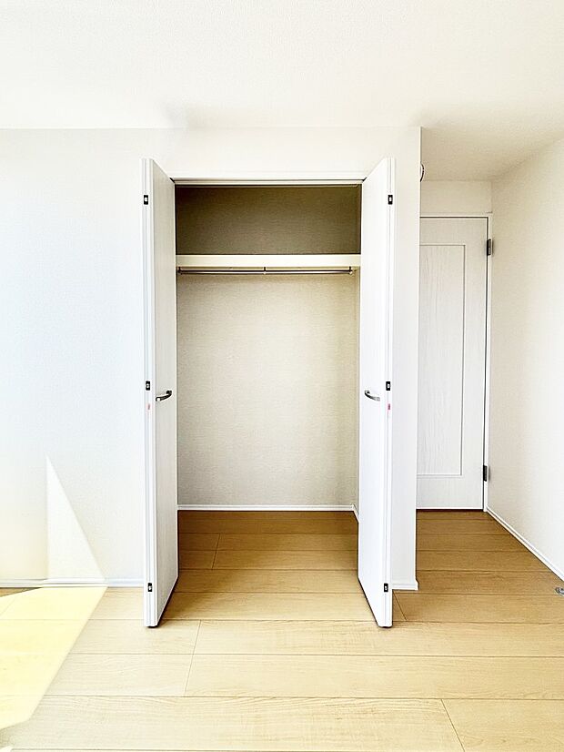 洋室のクローゼット。奥行きがあるので厚手の衣類もすっきり収まります。