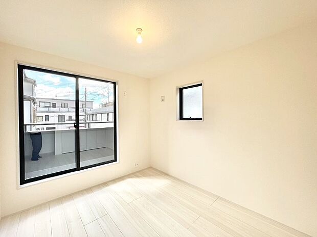 2面採光で気持ちよく自然光が取り入れられるのでお子様のお部屋にもピッタリ