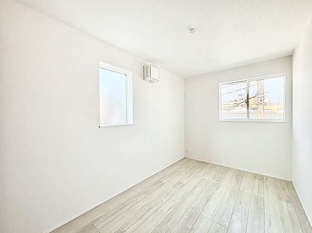 2面採光の洋室。窓から入り込む陽光がお部屋全体を優しく包み込みます！