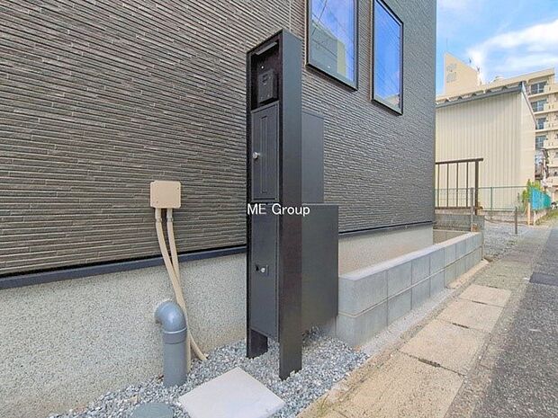表札・インターホン・ポスト・宅配ＢＯＸをひとつに集約。エントランスになじむシンプルデザイン。