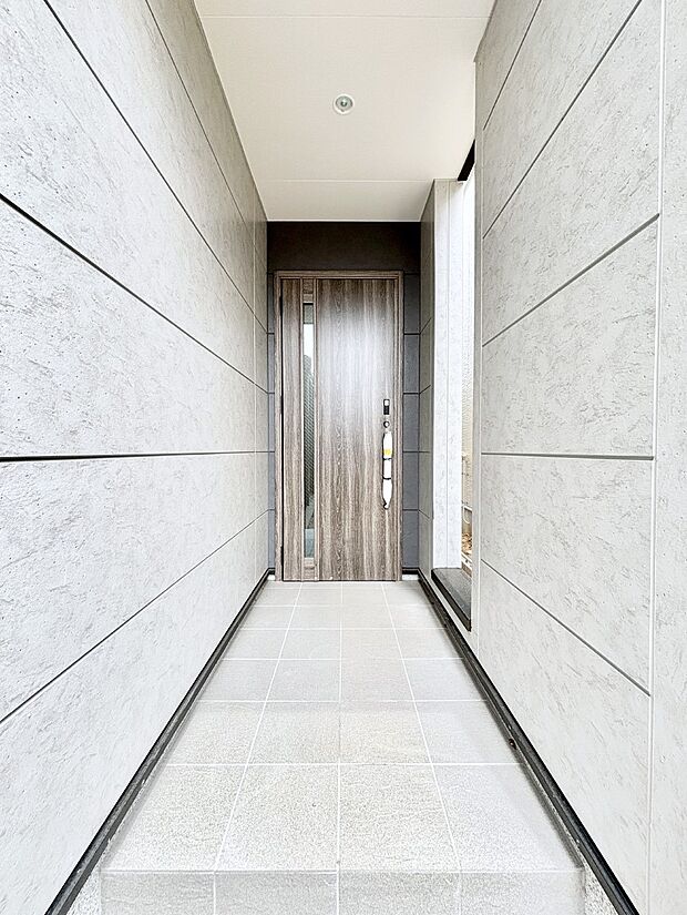 大切な家族、来客を出迎える玄関。玄関前は屋根付きで雨が降っていても濡れにくいです。