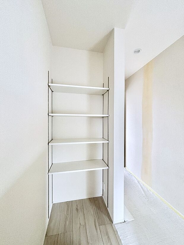 廊下収納。掃除道具や季節の小物を収納することができます。