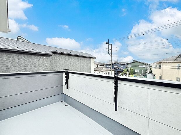 ゆったりバルコニーだから沢山お洗濯ものを干せます。