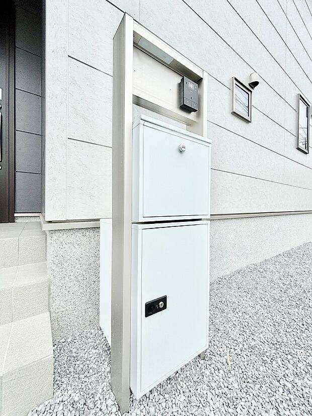 表札・インターホン・ポスト・宅配ＢＯＸをひとつに集約。エントランスになじむシンプルデザイン。