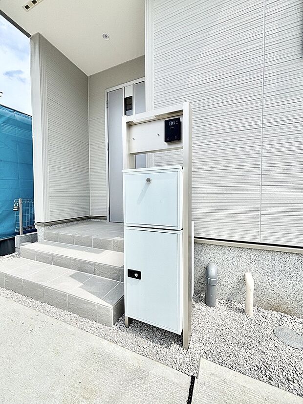 表札・インターホン・ポスト・宅配BOXをひとつに集約。エントランスになじむシンプルデザイン。