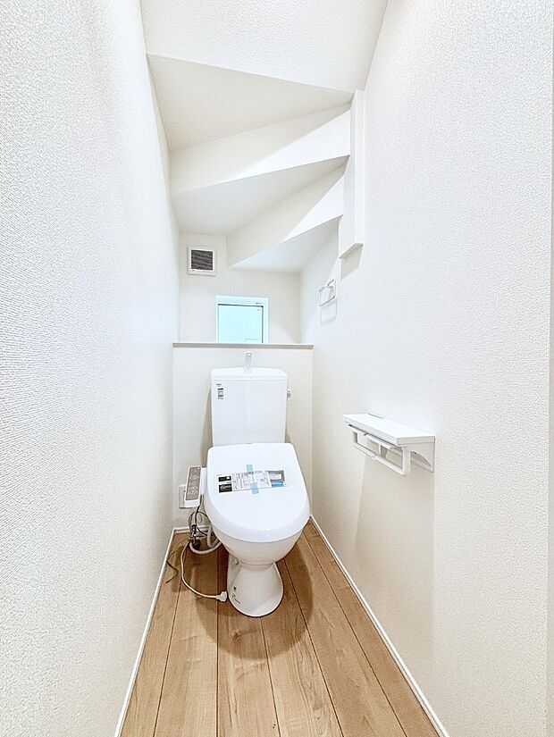 明るく清潔感のあるトイレです。