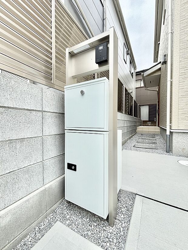 表札・インターホン・ポスト・宅配ＢＯＸをひとつに集約。エントランスになじむシンプルデザイン。